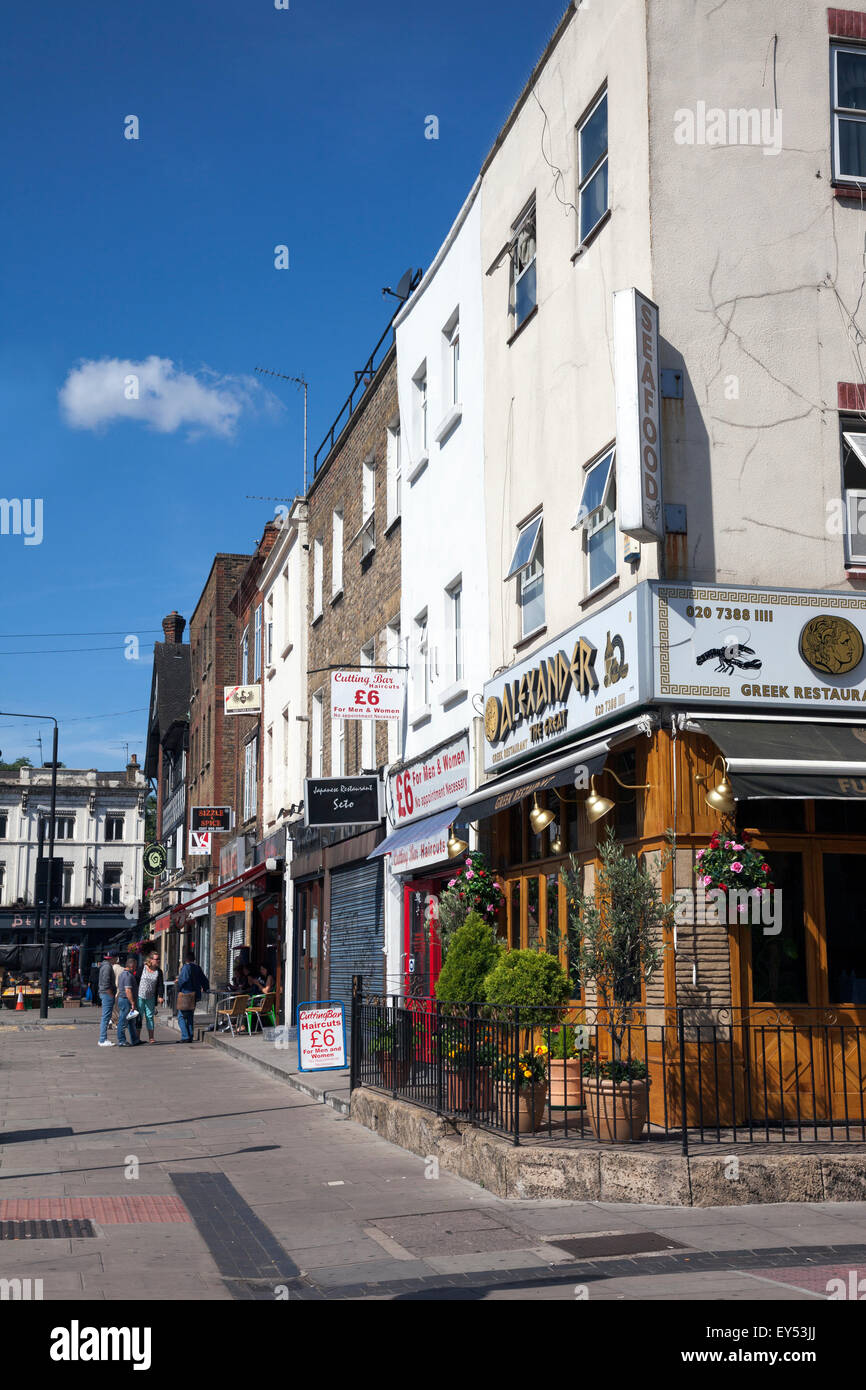 Seitenstraße mit Restaurants in Camden Town - Pratt Street, Camden, London, UK Stockfoto
