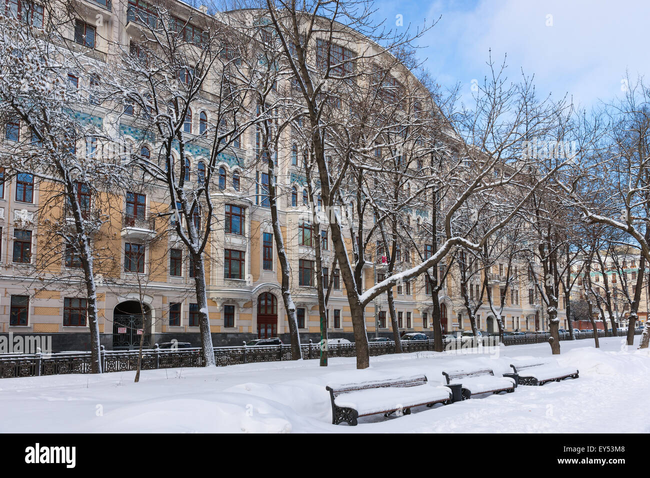 Winter am Gogolevsky Boulevard von Moskau. Schneebedeckte Bäume, Fassaden von Altbauten, leere Bänke und niemand um ihn herum Stockfoto