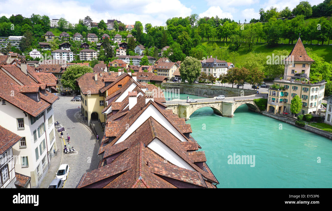 Standpunkte historische Altstadt City und den Fluss auf Brücke in Bern, Schweiz Stockfoto