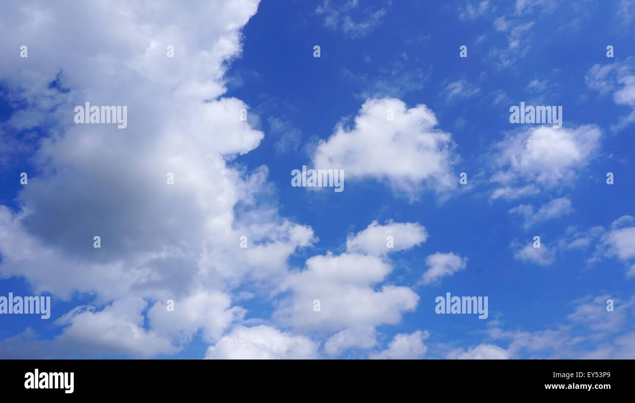 lebendige Farbe Blau Himmel und Wolken-Hintergrund Stockfoto