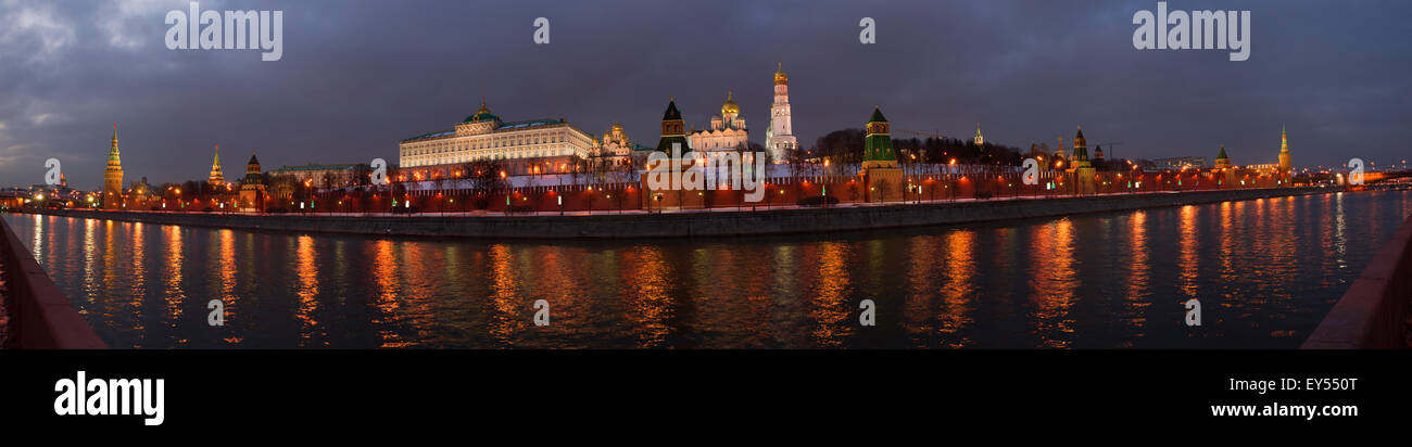Panorama von der Moskwa und den Kreml in der Winterabend. Der Kreml ist UNESCO-Weltkulturerbe Stockfoto