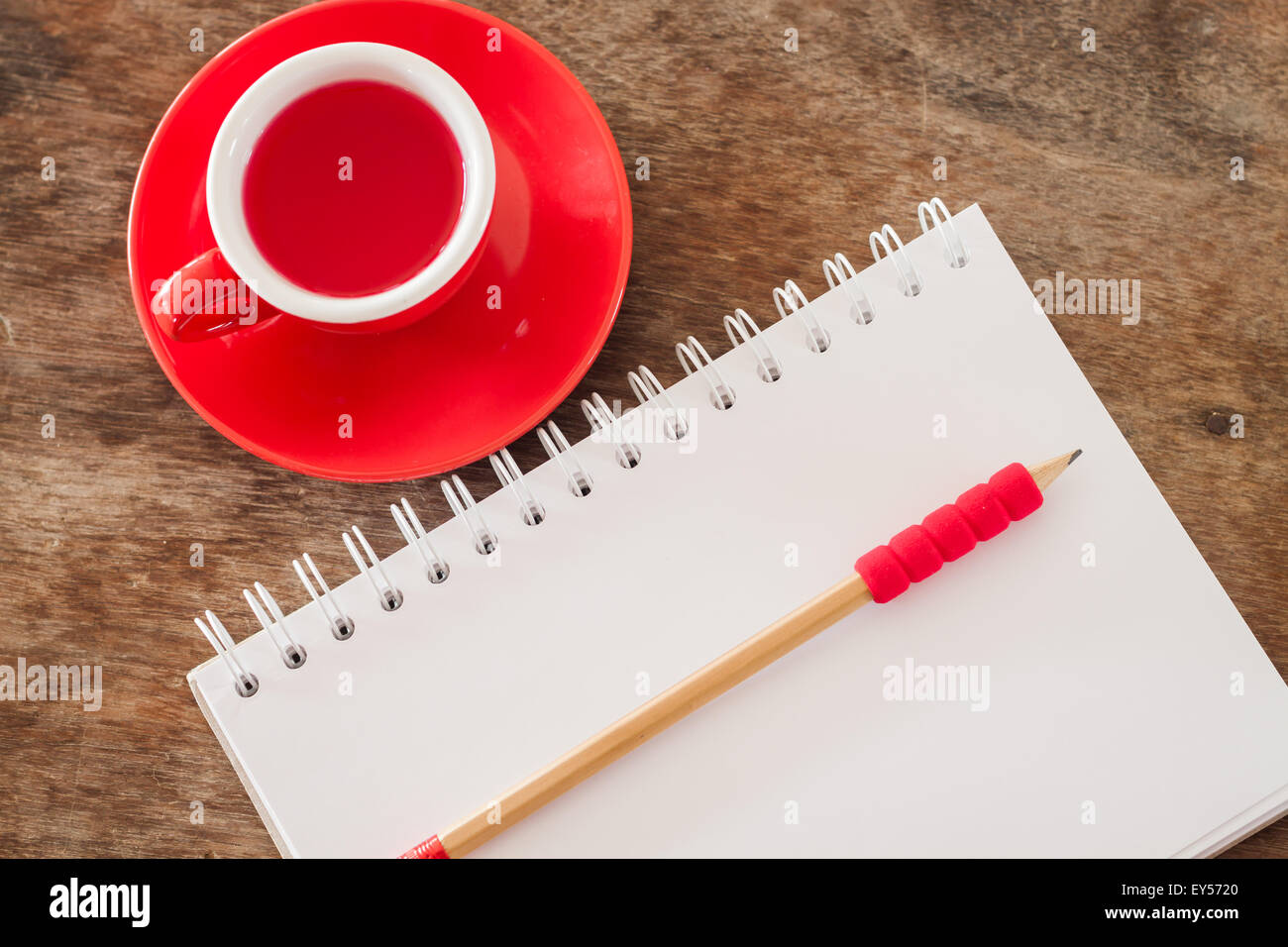 Rote Tasse mit offenen Notebook stock Foto Stockfoto