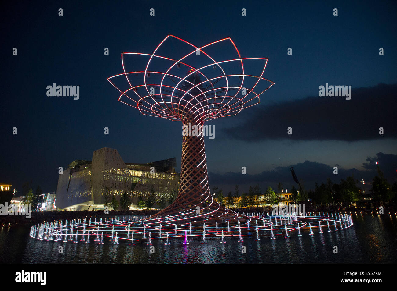 Italien Mailand Expo Baum des Lebens auf dem See außerhalb und Arena in der Nacht 2015, Architektur, Stadt, bunt, Hochbau, Stockfoto