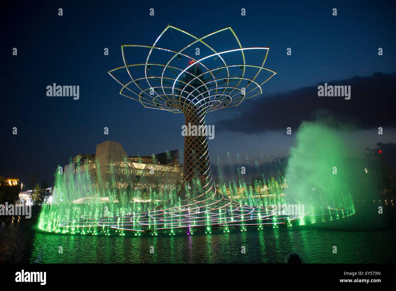 Italien Mailand Expo Baum des Lebens auf dem See außerhalb und Arena in der Nacht 2015, Architektur, Stadt, bunt, Hochbau, Stockfoto