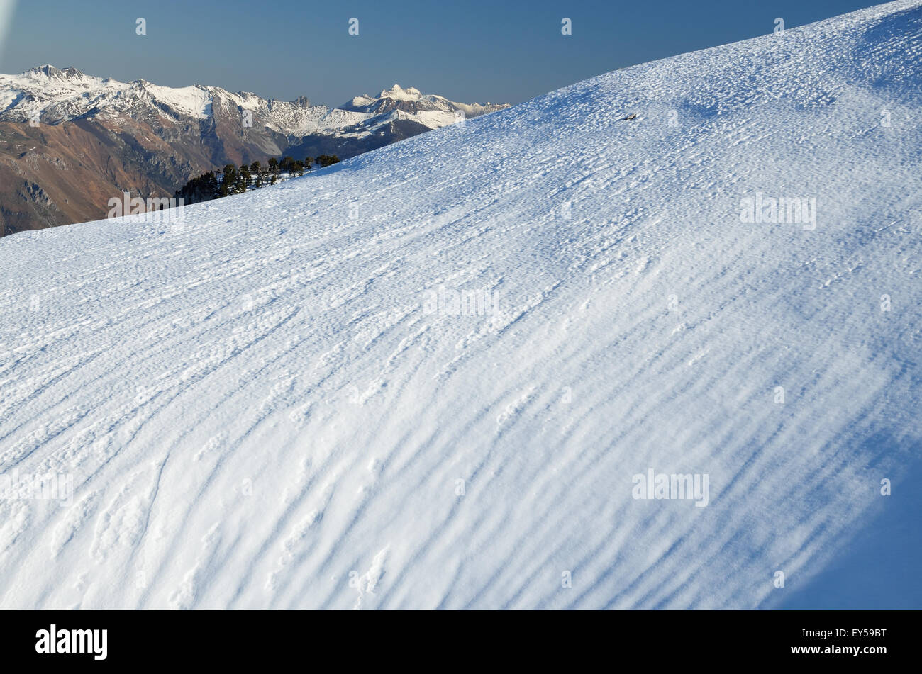 Steile Schnee bergab mit Spuren Stockfoto