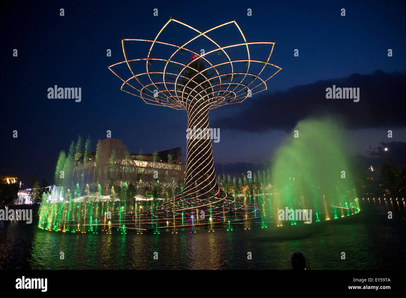 Italien Mailand Expo Baum des Lebens auf dem See außerhalb und Arena in der Nacht 2015, Architektur, Stadt, bunt, Hochbau, Stockfoto