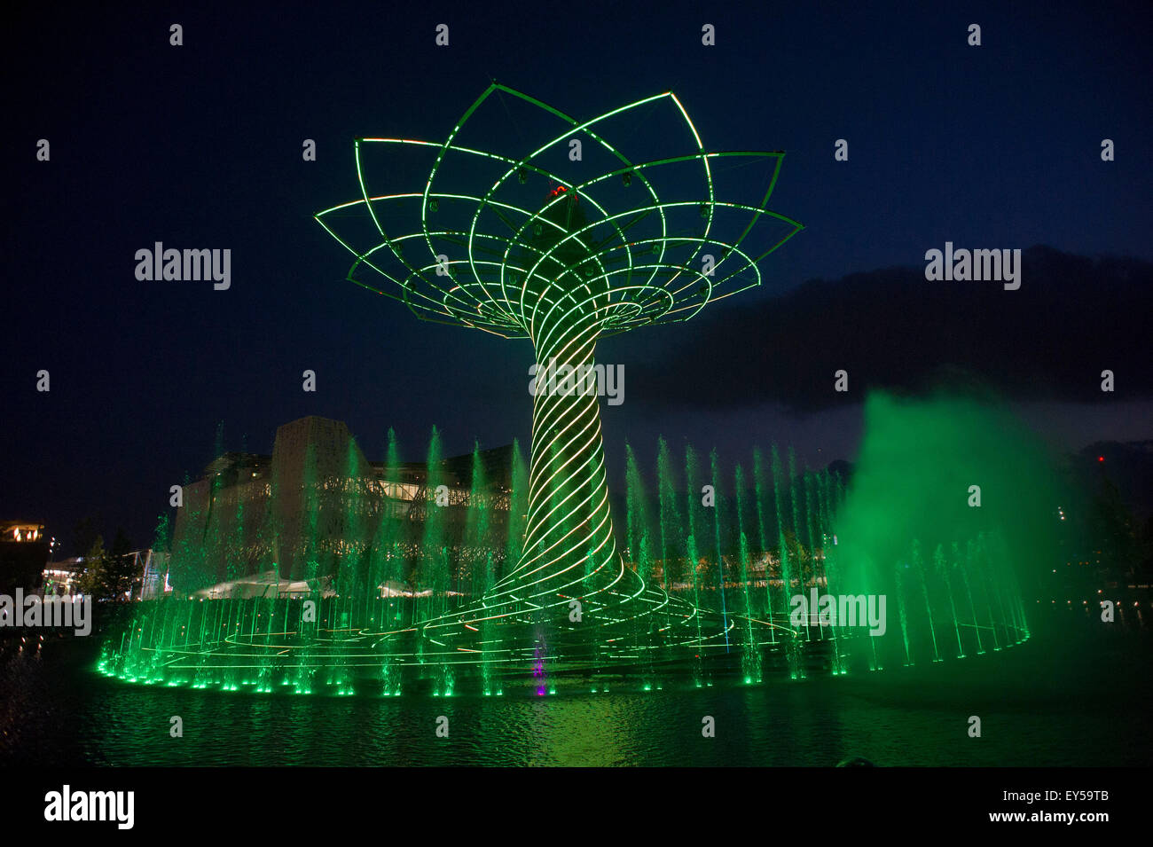 Italien Mailand Expo Baum des Lebens auf dem See außerhalb und Arena in der Nacht 2015, Architektur, Stadt, bunt, Hochbau, Stockfoto