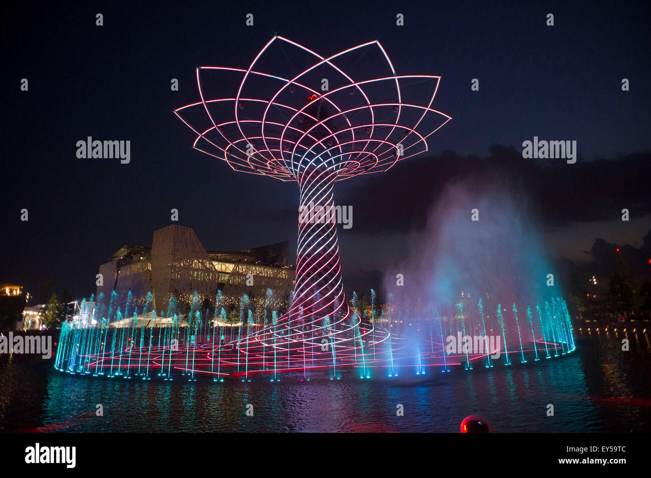 Italien Mailand Expo Baum des Lebens auf dem See außerhalb und Arena in der Nacht 2015, Architektur, Stadt, bunt, Hochbau, Stockfoto