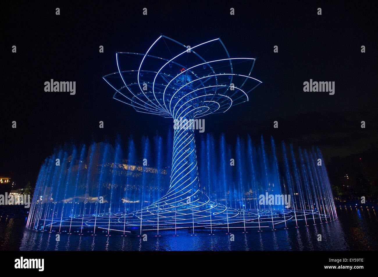 Italien Mailand Expo Baum des Lebens auf dem See außerhalb und Arena in der Nacht 2015, Architektur, Stadt, bunt, Hochbau, Stockfoto