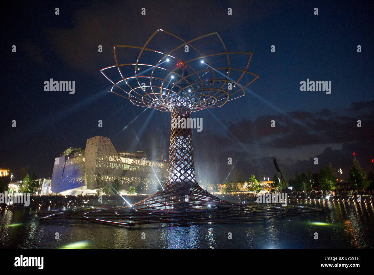 Italien Mailand Expo Baum des Lebens auf dem See außerhalb und Arena in der Nacht 2015, Architektur, Stadt, bunt, Hochbau, Stockfoto