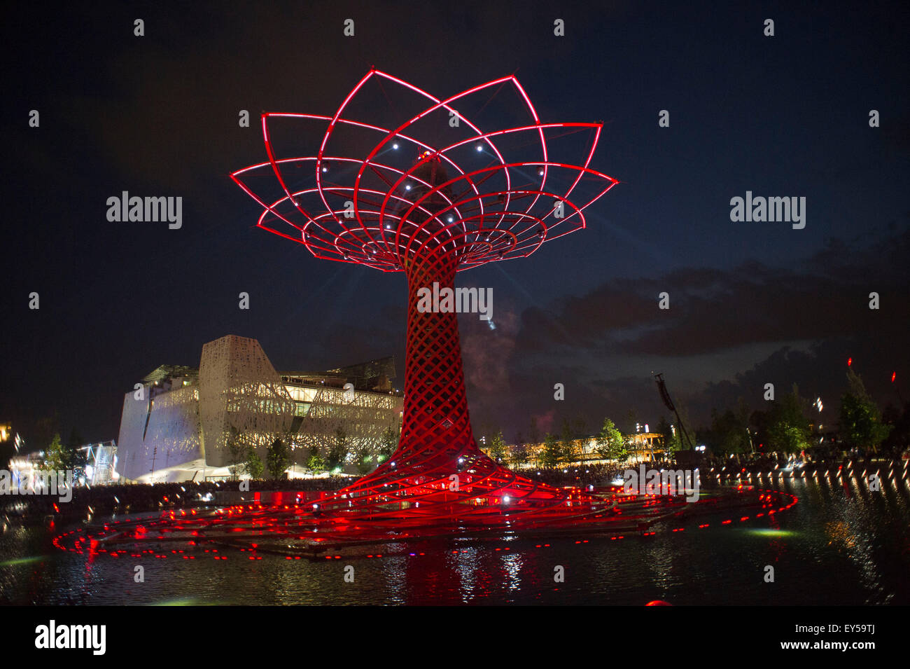 Italien Mailand Expo Baum des Lebens auf dem See außerhalb und Arena in der Nacht 2015, Architektur, Stadt, bunt, Hochbau, Stockfoto