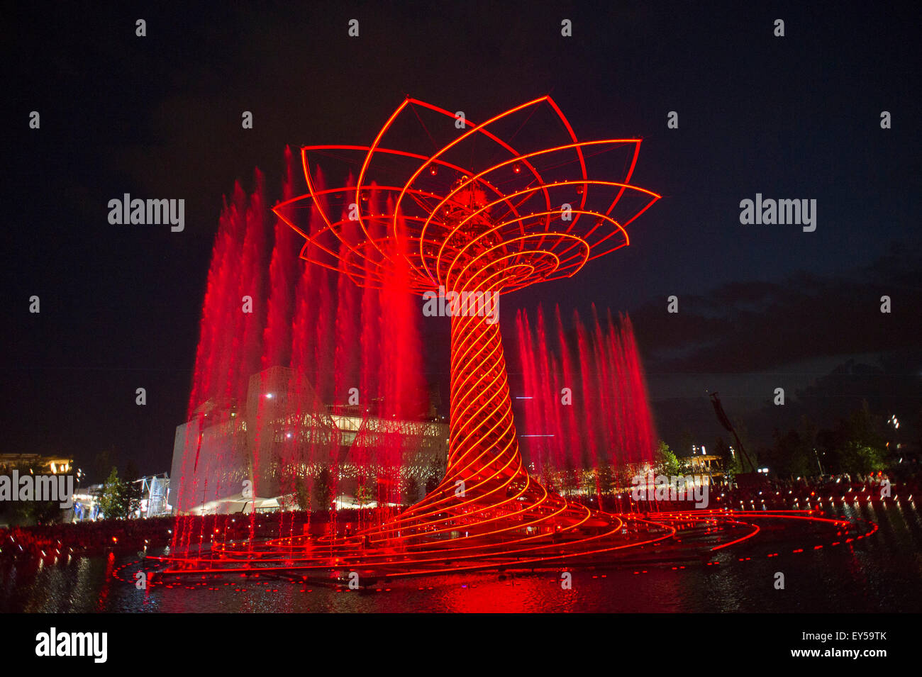 Italien Mailand Expo Baum des Lebens auf dem See außerhalb und Arena in der Nacht 2015, Architektur, Stadt, bunt, Hochbau, Stockfoto