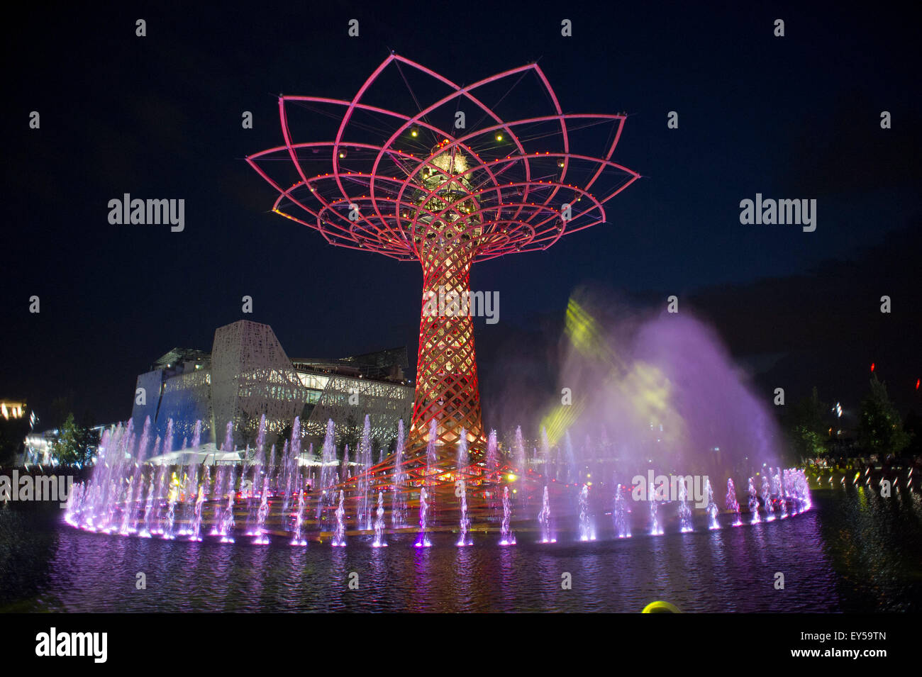 Italien Mailand Expo Baum des Lebens auf dem See außerhalb und Arena in der Nacht 2015, Architektur, Stadt, bunt, Hochbau, Stockfoto