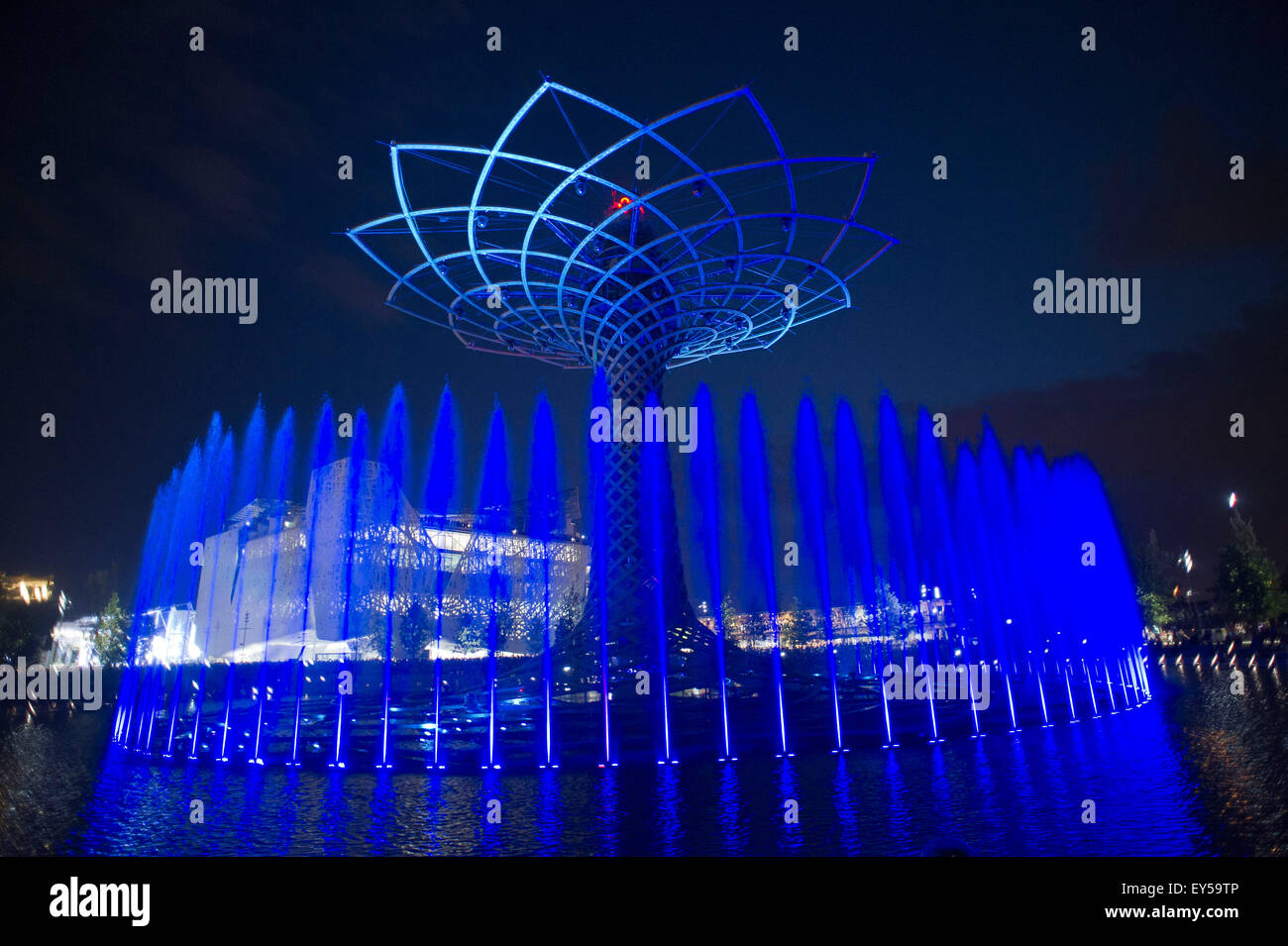 Italien Mailand Expo Baum des Lebens auf dem See außerhalb und Arena in der Nacht 2015, Architektur, Stadt, bunt, Hochbau, Stockfoto