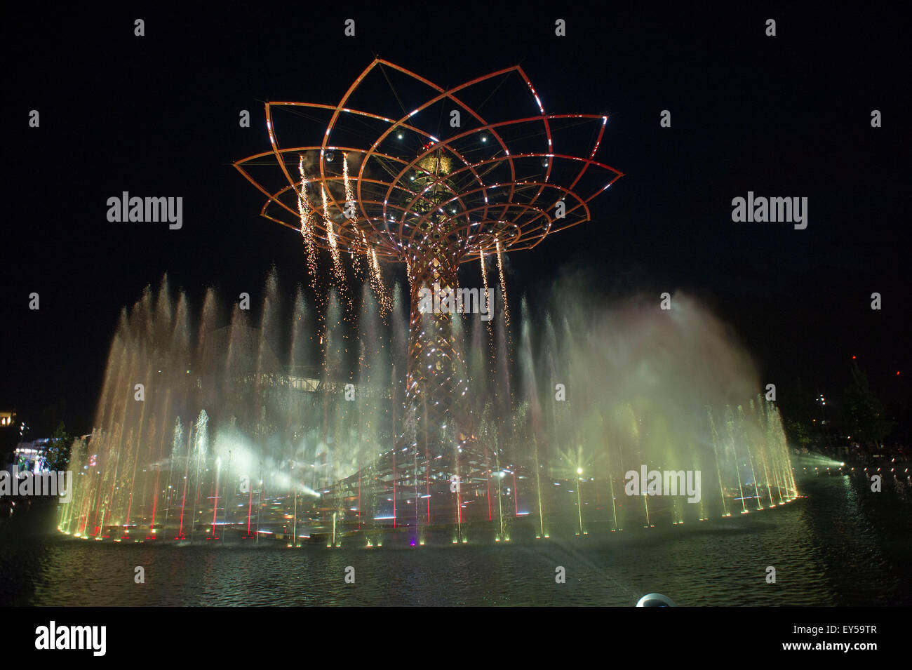 Italien Mailand Expo Baum des Lebens auf dem See außerhalb und Arena in der Nacht 2015, Architektur, Stadt, bunt, Hochbau, Stockfoto