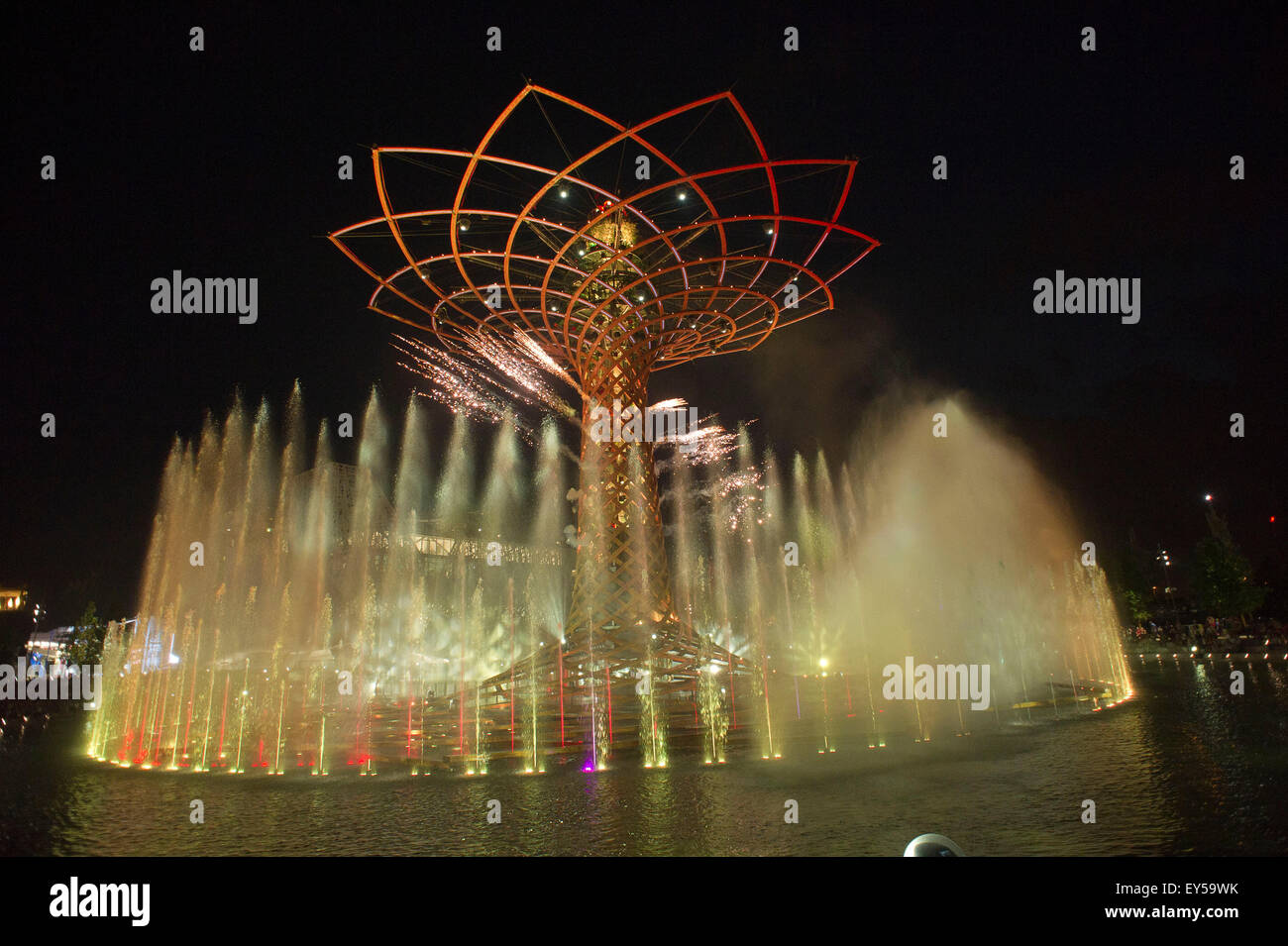 Italien Mailand Expo Baum des Lebens auf dem See außerhalb und Arena in der Nacht 2015, Architektur, Stadt, bunt, Hochbau, Stockfoto