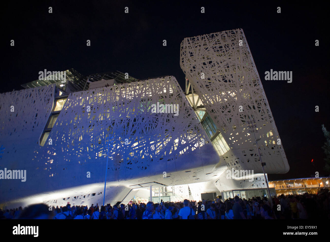 Italien Mailand Expo Palast Italiens außerhalb Nacht 2015, Architektur, Gebäude, Bau, Europa, europäisch, Stadt, bunten, Event, Stockfoto