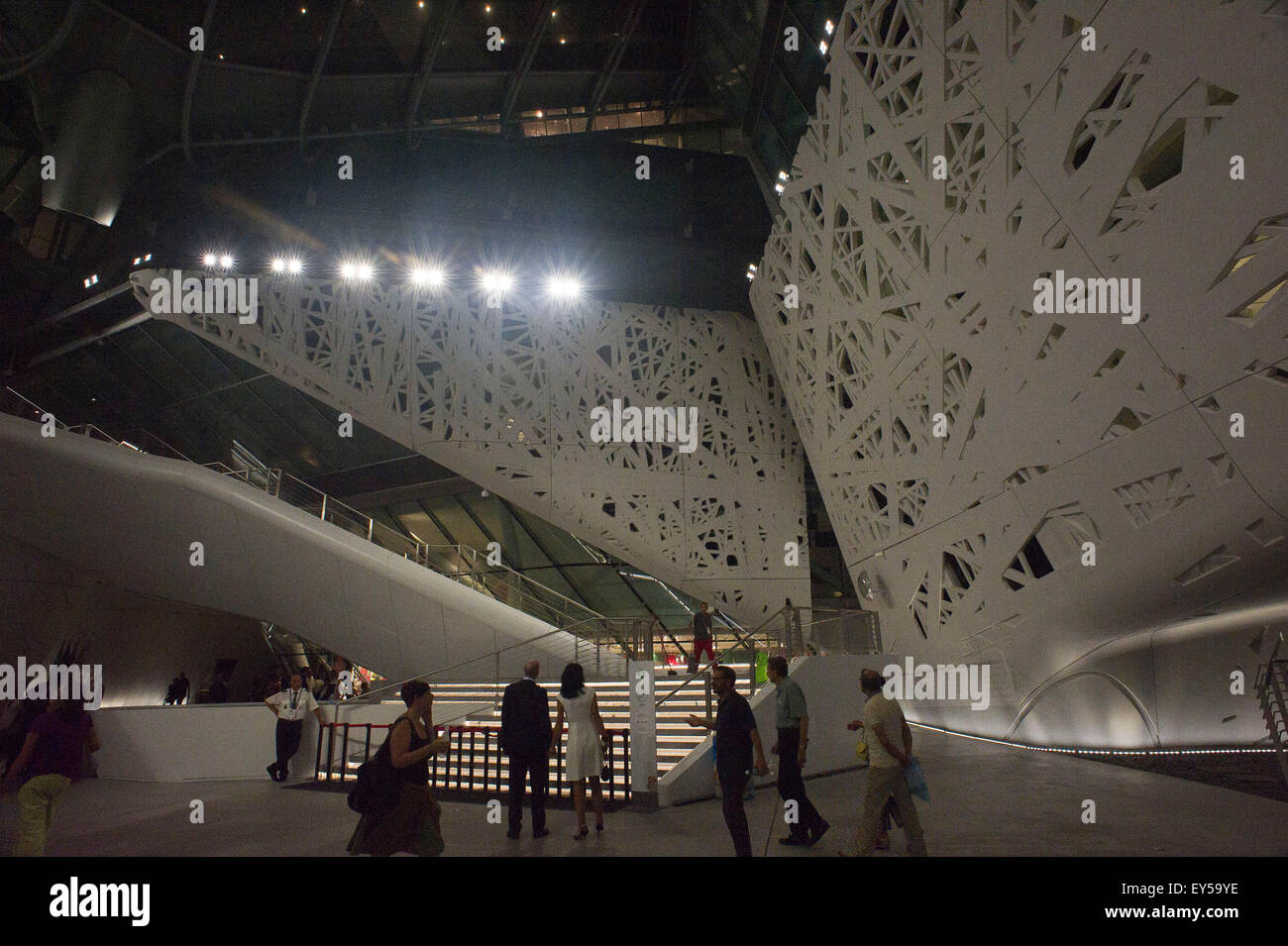 Italien Mailand Expo Palast Italiens außerhalb Nacht 2015, Architektur, Gebäude, Bau, Europa, europäisch, Stadt, bunten, Event, Stockfoto
