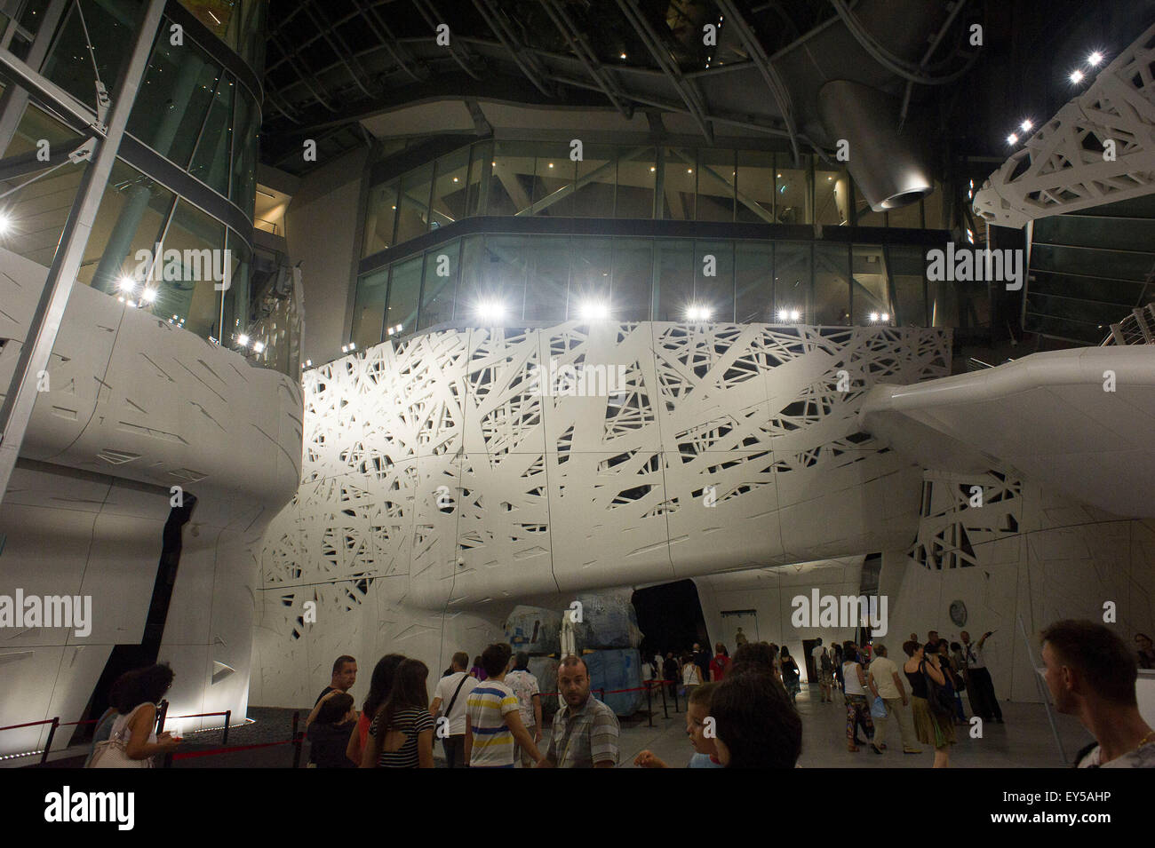 Italien Mailand Expo Palast Italiens außerhalb Nacht 2015, Architektur, Gebäude, Bau, Europa, europäisch, Stadt, bunten, Event, Stockfoto