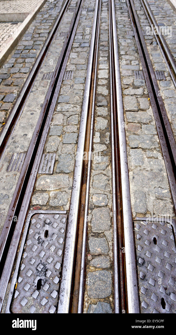 Straßenbahn in Lissabon Portugal vertikale Perspektive Stockfoto