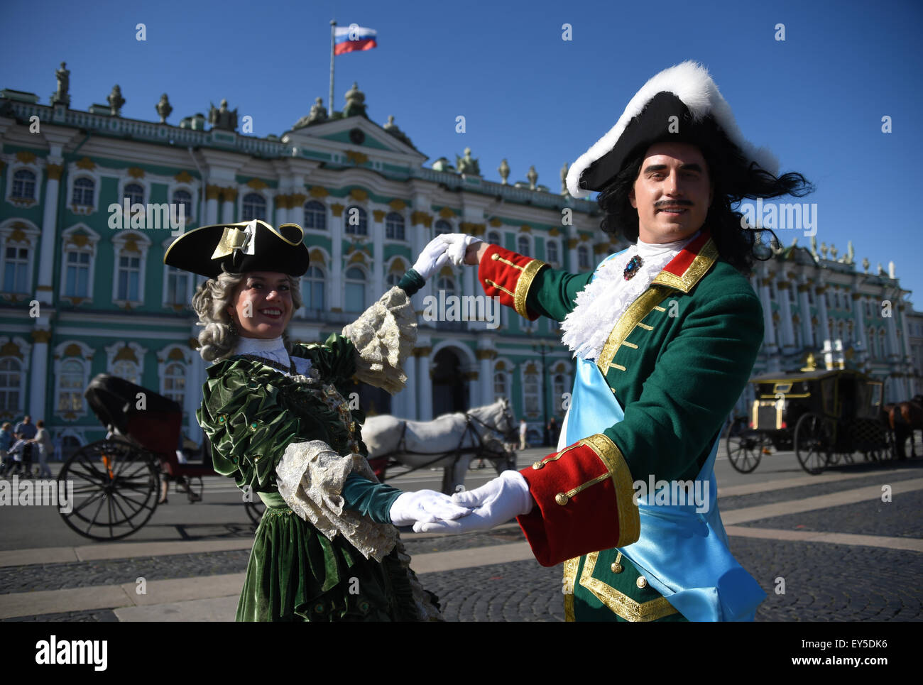 Schauspieler verkleidet als Peter dem großen und Frau Catherine vor den Winterpalast, der ehemaligen Hauptwohnsitz des russischen Zaren St. Petersburg, Russland, 21. Juli 2015 posieren. St. Petersburg ist eine der Städte in Russland welche Spiele der 2018 FIFA World Cup stattfinden wird. Foto: Marcus Brandt/dpa Stockfoto