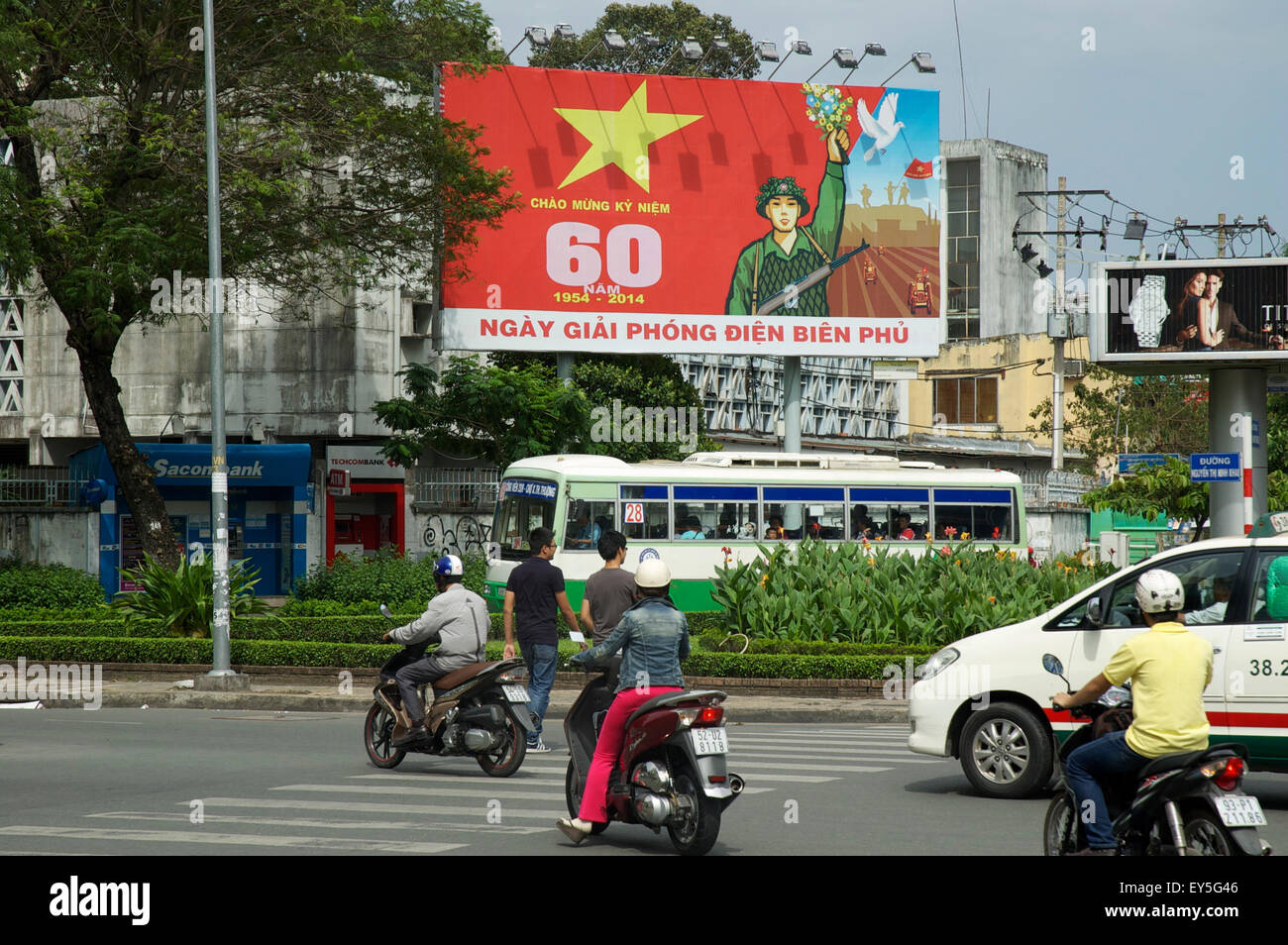 Propagandaplakat anlässlich des 60. Jahrestages des vietnamesischen Sieges in der Schlacht von Dien Bien Phu. Stockfoto