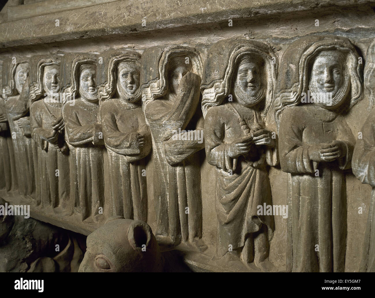 Urraca de Canas (1192-1262). Äbtissin des Klosters von Santa Maria von Canas. Grab von Beata Urraca von Ruy Martinez de Bureba, 13. Jahrhundert. Detail. Nonnen bei der Beerdigung. Las Canas. La Rioja. Spanien. Stockfoto