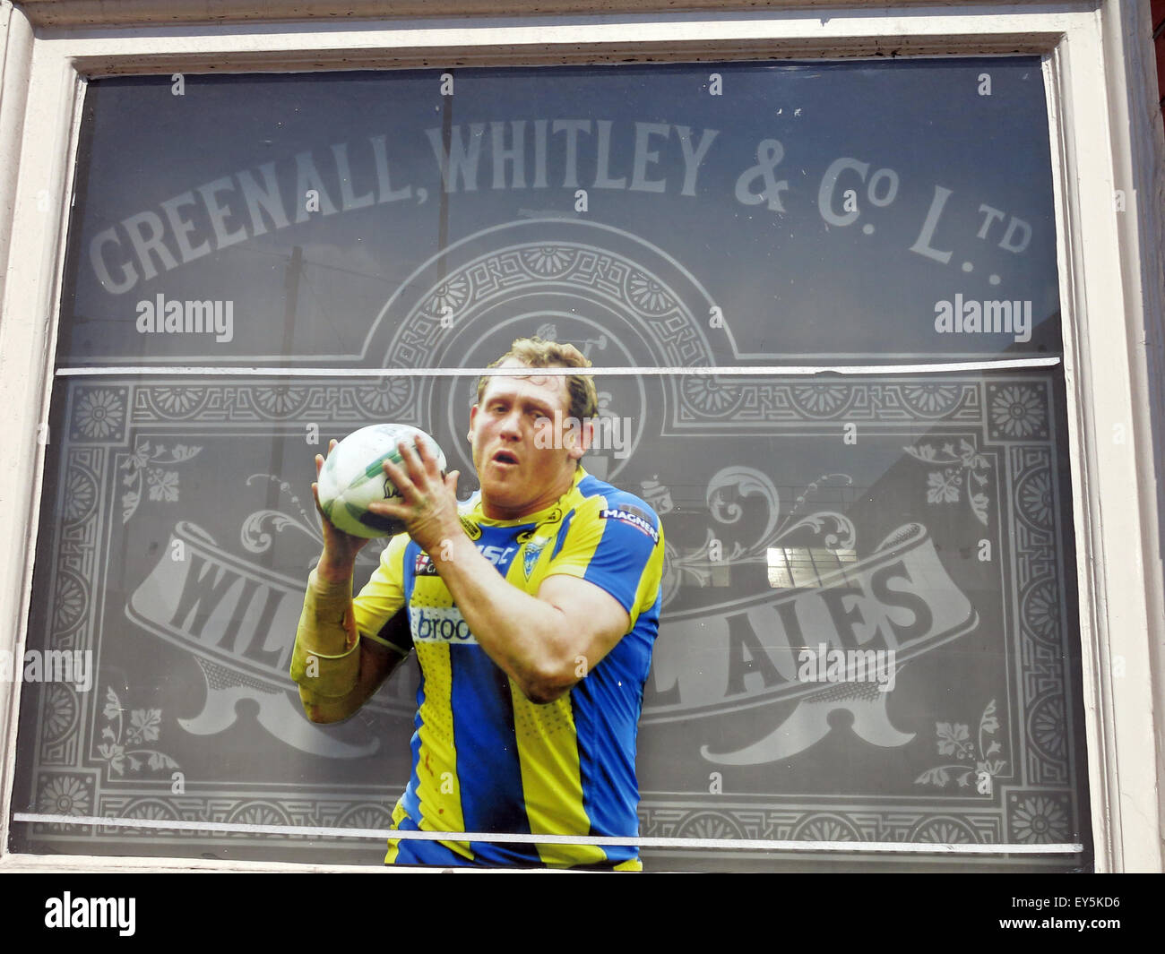 Greenall, Whitley, Wilderspool Ales, Rugby, Draht-Spieler im Pub-Fenster Stockfoto