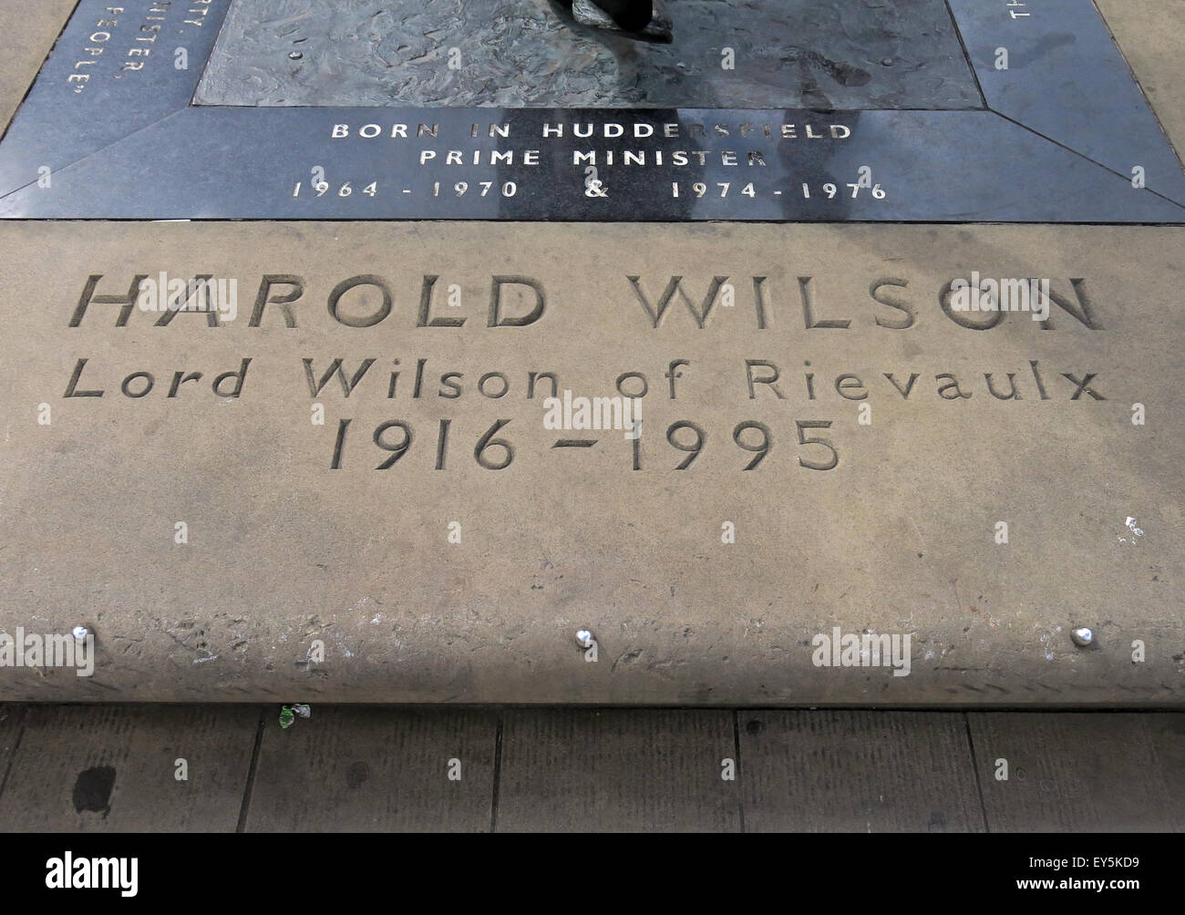 Lord Harold Wilson of Rievaulx 1916-1995 Statue Inschrift, Huddersfield, West Yorks, England, UK Stockfoto