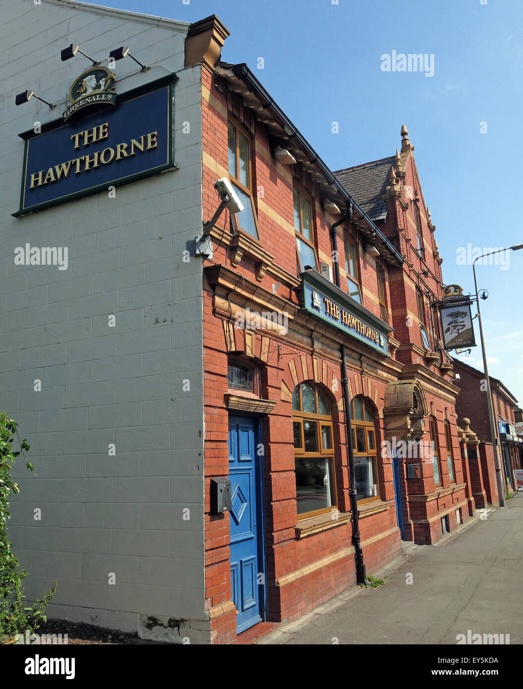 Die Hawthorne Hotelpub Orford Lane, Warrington, Cheshire, England, UK, Greenall Whitley Marke in die Schmiedearbeiten auf Schild Stockfoto