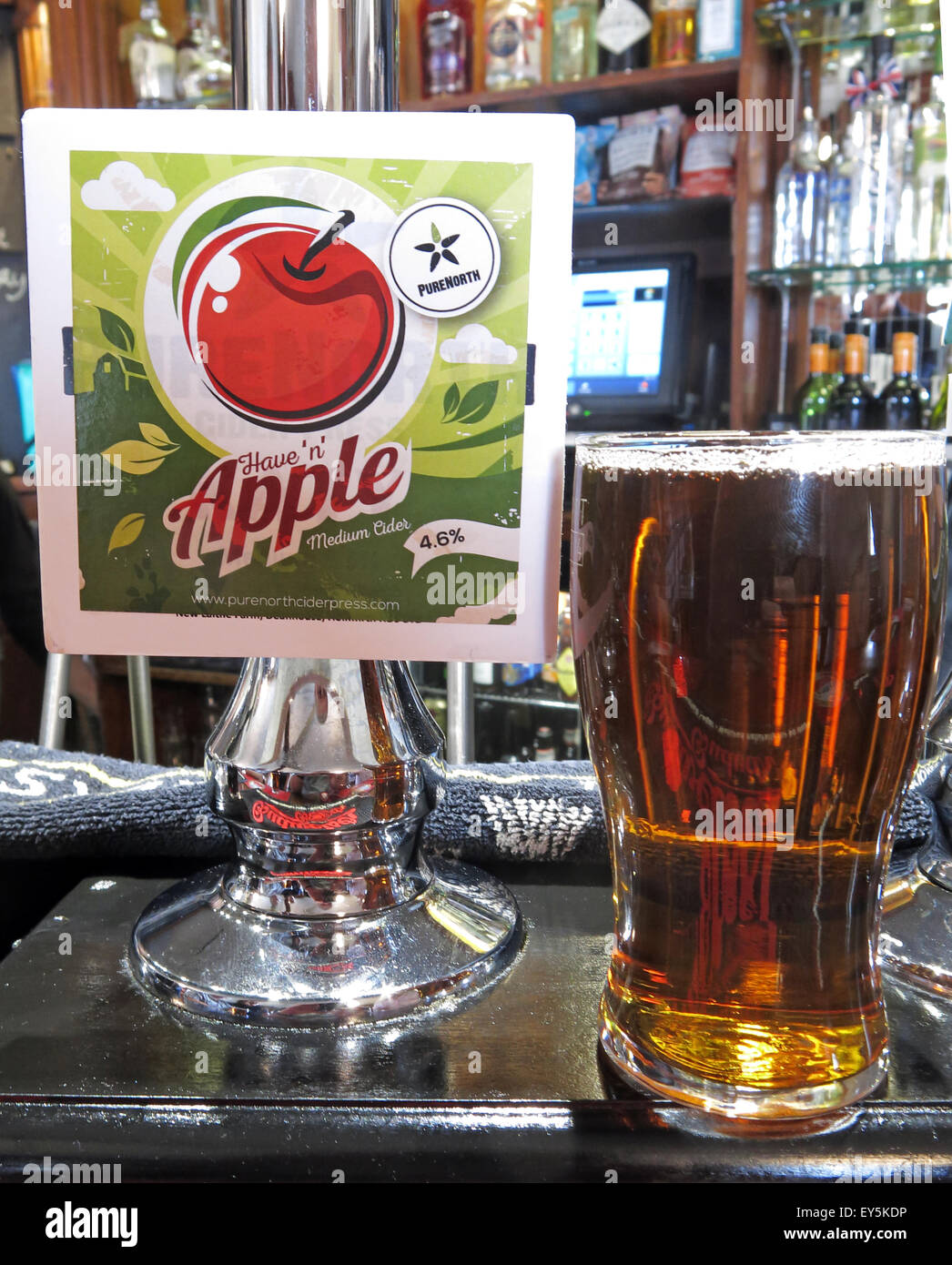 Reine North Haven Apple Cider Bier auf einen Balken, England Stockfoto