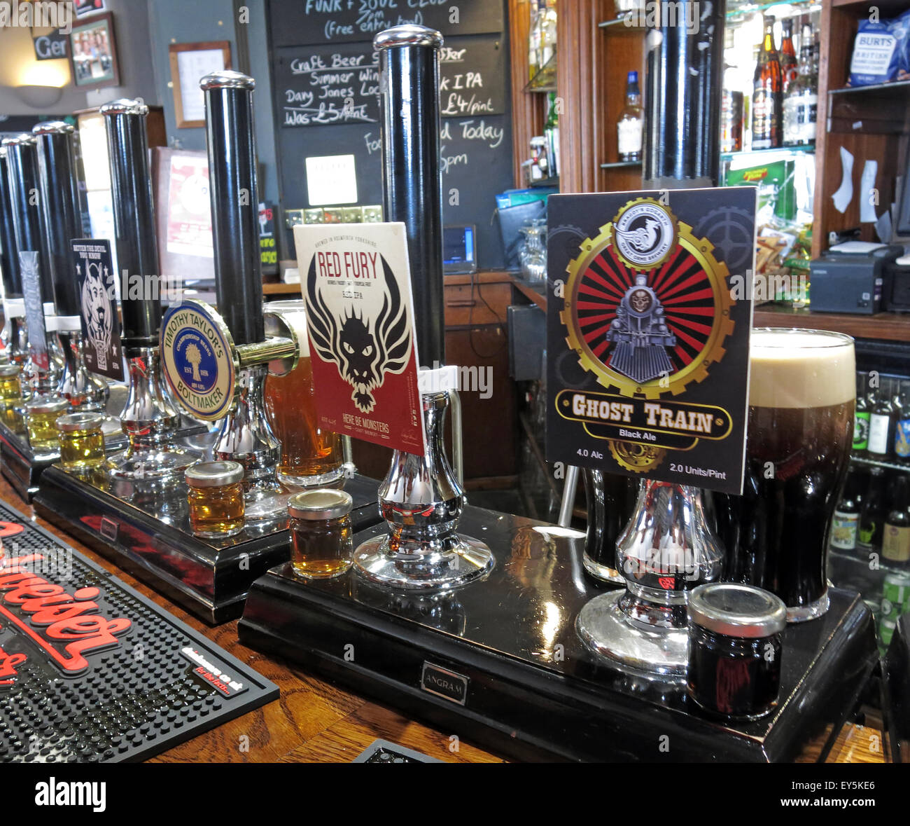 Mehrere Biersorten auf der Bar The Sportsman Inn, Huddersfield, West Yorkshire, England, UK Stockfoto