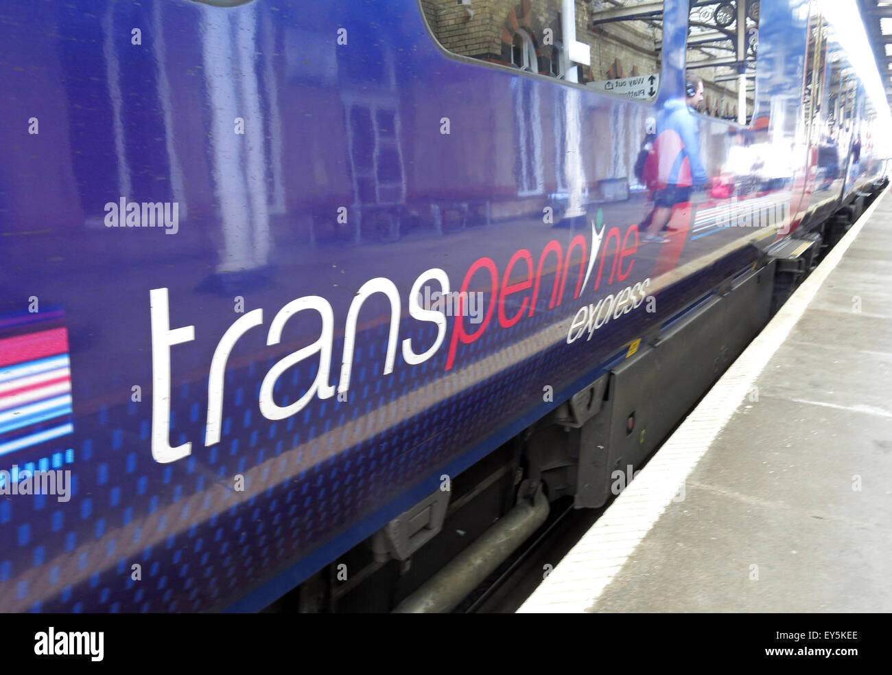 TransPennine Zug Wagen am Bahnsteig, Warrington Central Station, Cheshire, England UK Stockfoto