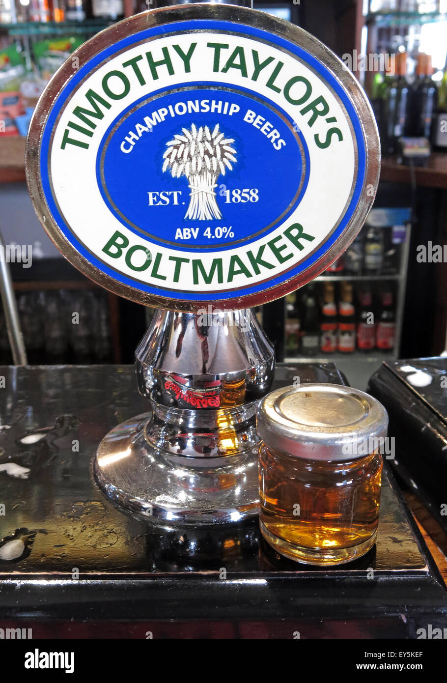Eine Pumpe und Probe von Timothy Taylor Boltmaker Bitter, in einer Bar, Yorkshire, England, UK Stockfoto