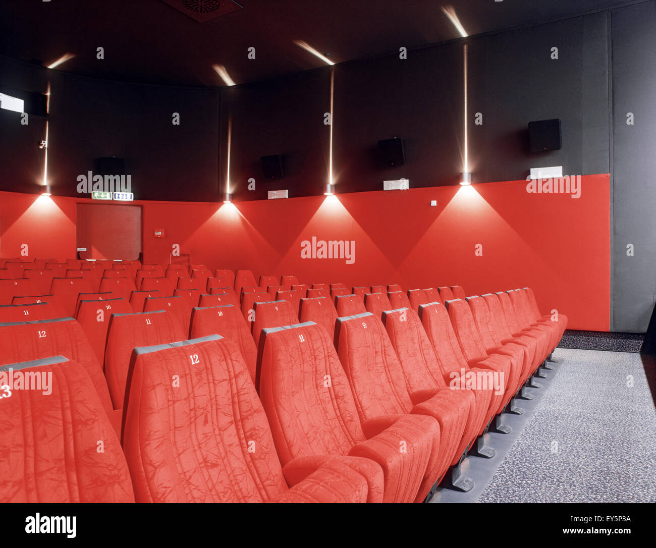 roten Sesseln im Kinosaal Stockfoto