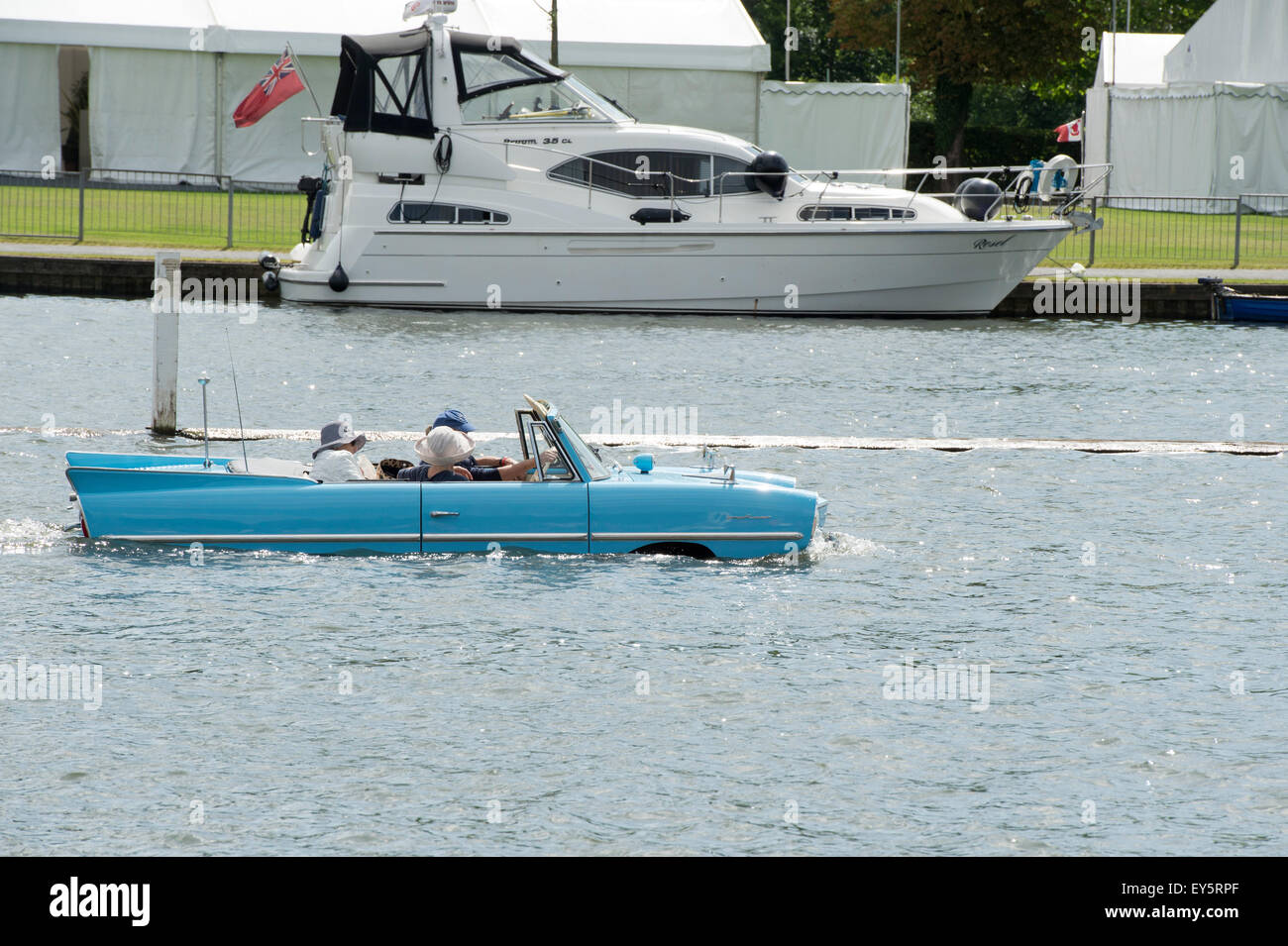 Amphicar im River an der Themse traditionellen Boat Festival, Fawley Wiesen, Henley On Thames, Oxfordshire, England Stockfoto