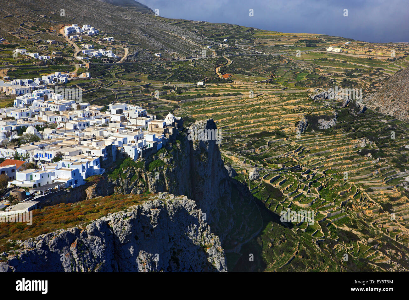 Die Chora ("Hauptstadt") von Folegandros, eines der schönsten Horas Kykladen, schwebt über einer Klippe von 300 m. Griechenland Stockfoto