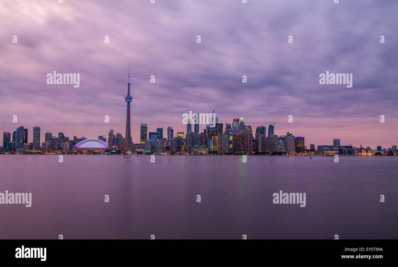 Toronto Skyline während der blauen Stunde mit einem lila Himmel Stockfoto