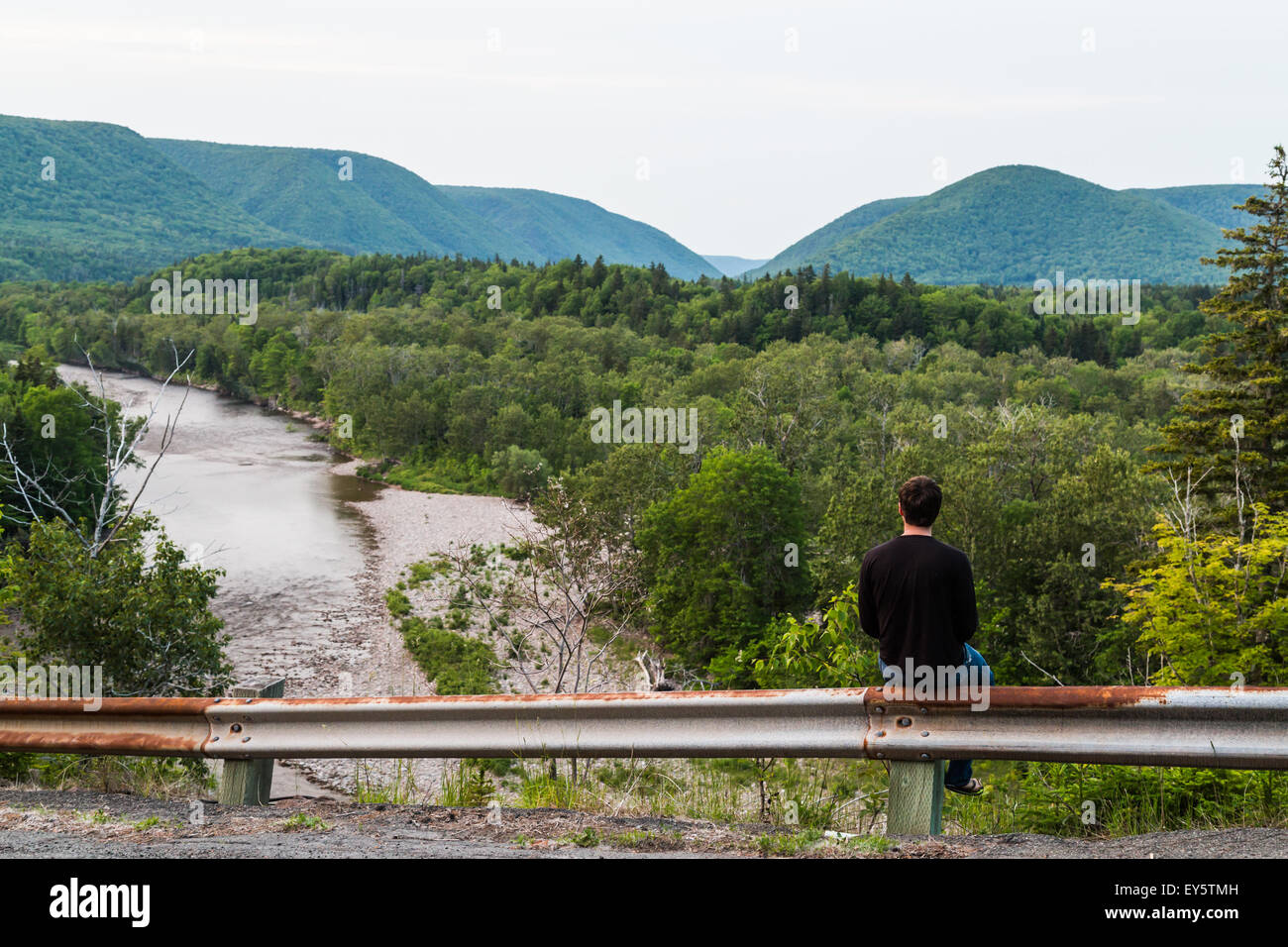 Mann blicken, um zu den Hügeln und Bergen in Cape Breton Stockfoto