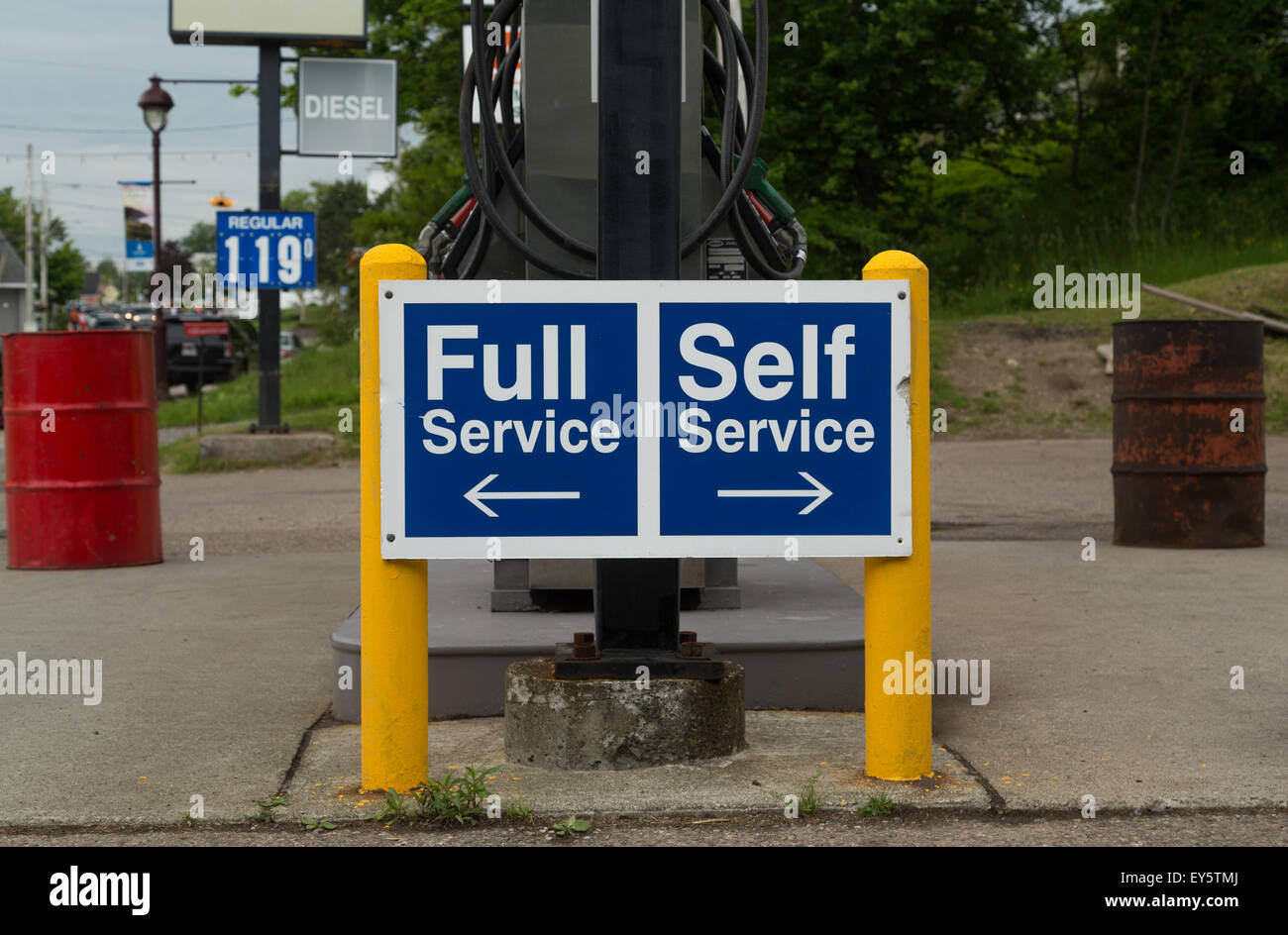 Ein Zeichen an einer Tankstelle anweist Menschen gehen auf der linken Seite für Full-Service oder das Recht für Self-Service-Pumpen Stockfoto