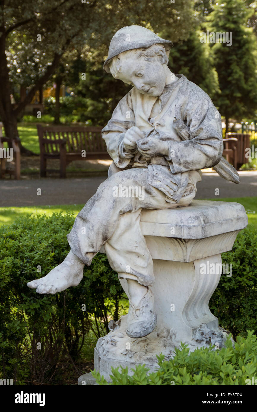 England, London, Straße ordentlich junge Statue, Paddington Street Gärten Stockfoto