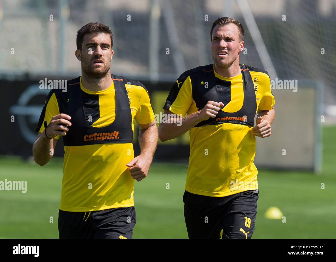 Bad Ragaz, Schweiz. 21. Juli 2015. Deutsche Bundesliga team Borussia Dortmund Trainingslager in Bad Ragaz, Schweiz, 21. Juli 2015. Sokratis Papastathopoulos (BVB) (l) und Kevin Grosskreutz (BVB) spazieren fahren. Foto: Alex Gottschalk/Dpa/Alamy Live News Stockfoto