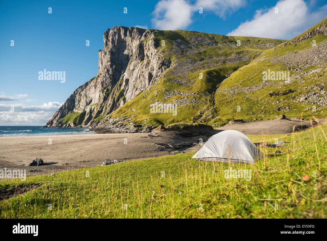 Zelt camping am Kvalvika Strand, Moskenesøy, Lofoten Inseln, Norwegen  Stockfotografie - Alamy