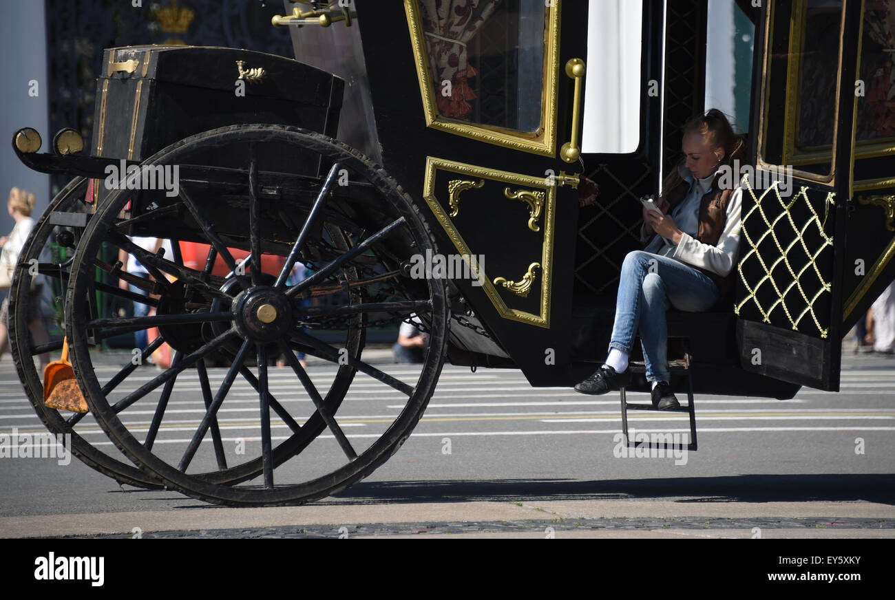 Eine Frau und ihre Beförderung warten auf Kunden vor dem Winter-Palast, der ehemalige Hauptwohnsitz des russischen Zaren St.Petersburg, Russland, 21. Juli 2015. St. Petersburg ist eine der Städte in Russland welche Spiele der 2018 FIFA World Cup stattfinden wird. Foto: Marcus Brandt/dpa Stockfoto