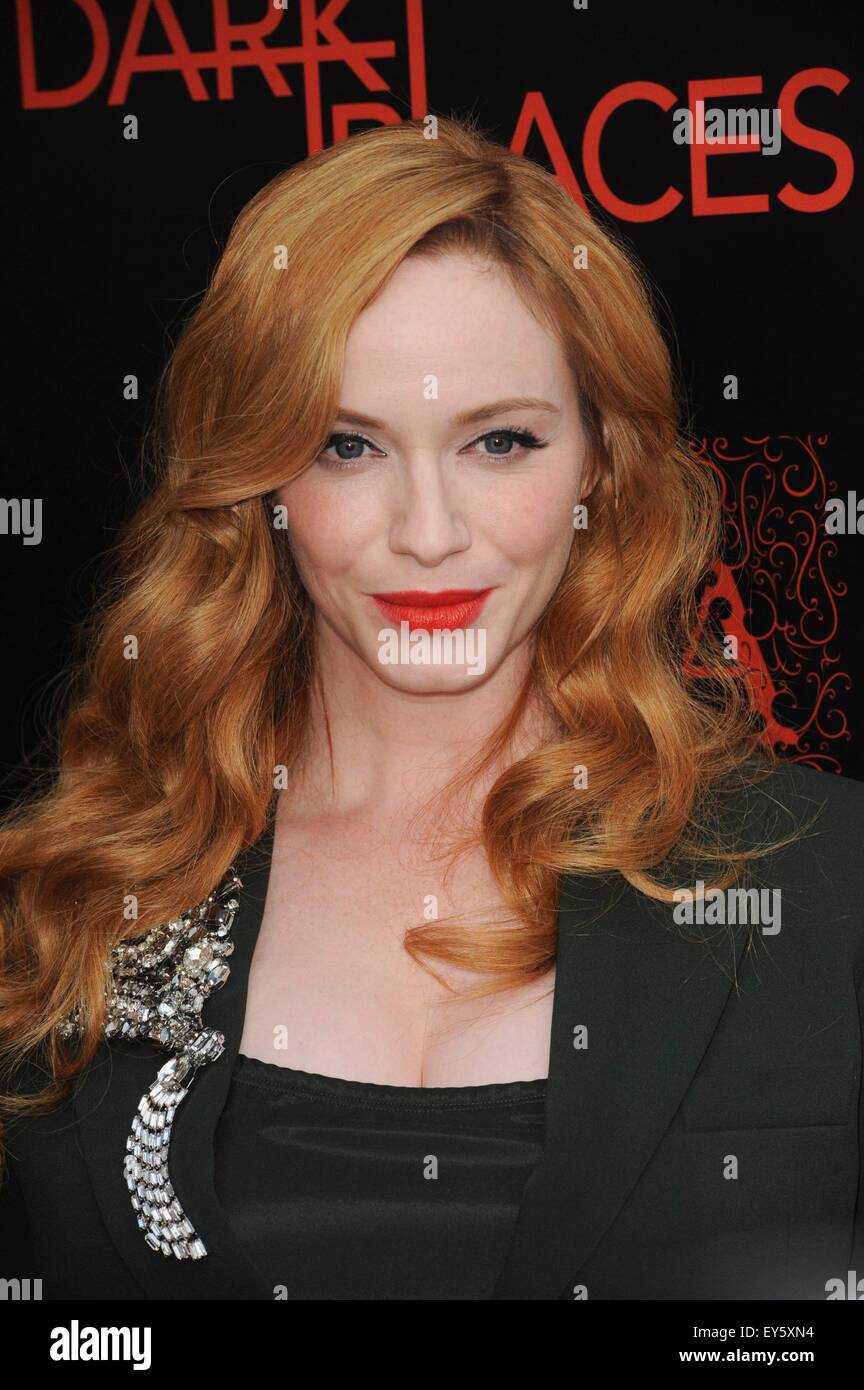 Los Angeles, CA, USA. 21. Juli 2015. Christina Hendricks im Ankunftsbereich für dunkle Orte Premiere, Harmony Gold Theater, Los Angeles, CA 21. Juli 2015. Bildnachweis: Elizabeth Goodenough/Everett Collection/Alamy Live-Nachrichten Stockfoto