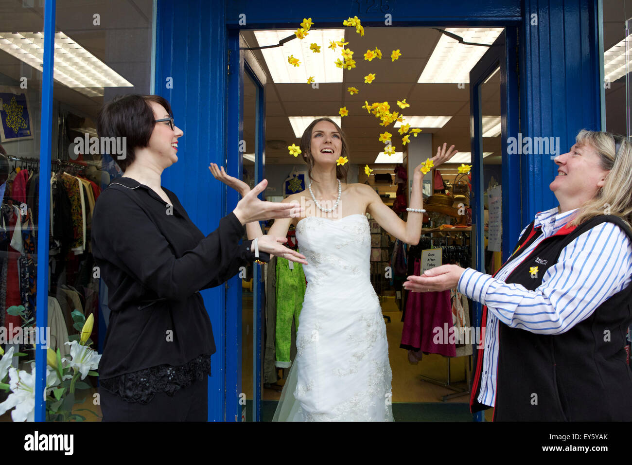 Corstorphine Edinburgh Uk 22 Juli 2015 Maria Usova Sinclair In Ein Berketex Braut Hochzeitskleid Das Hat Mit Narzissen Konfetti Geworfen Von Natalie Lang Aus Berketex Braut Edinburgh Und Alison Smith Leiter Der Marie Curie Shop