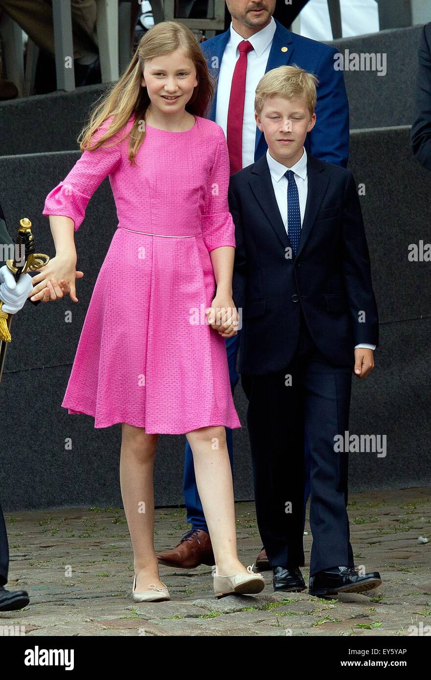Brussel Belgien 21 Juli 2015 Krone Prinzessin Elisabeth Und Prinz Emmanuel Von Belgien Besuchen Eine Militarparade In Brussel 21 Juli 2015 Belgien Stellt Seinen Nationalfeiertag Jedes Jahr Am 21 Juli Foto Albert