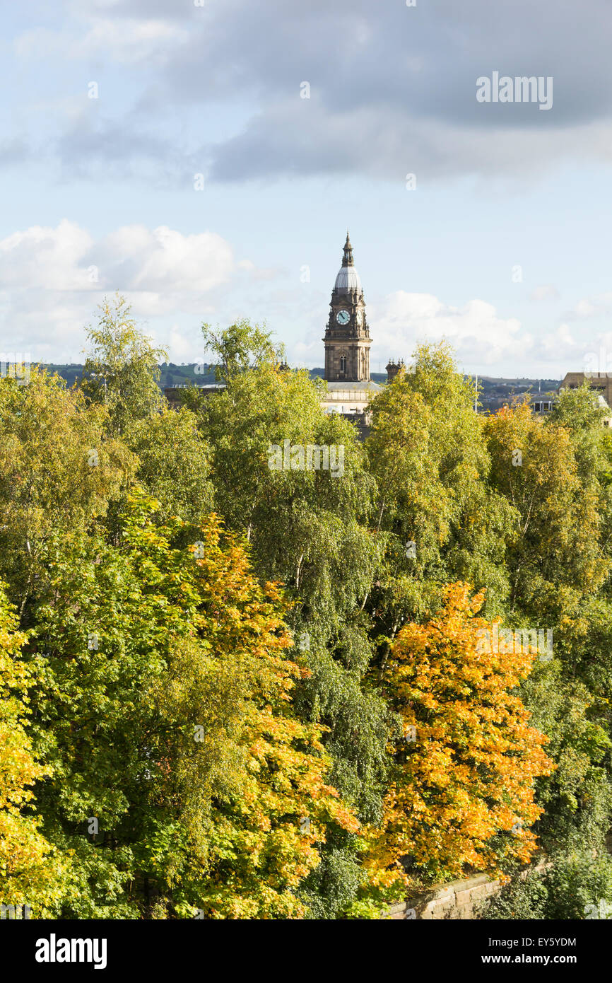 Bolton Stadtzentrum Skyline aus dem Südwesten über das Moor Lane und die hohen Bäume säumen die Preston-Bolton-Bahn betrachtet. Stockfoto