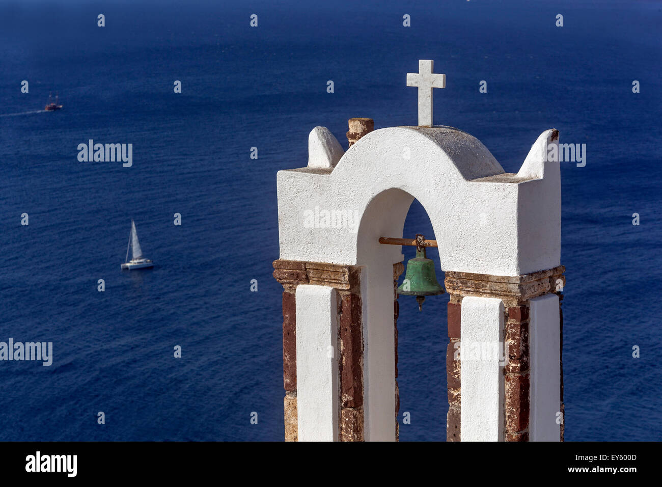 Glockenturm, der Griechisch-orthodoxen Kirche in Oia, Santorini, Kykladen, Griechenland, Europa Stockfoto