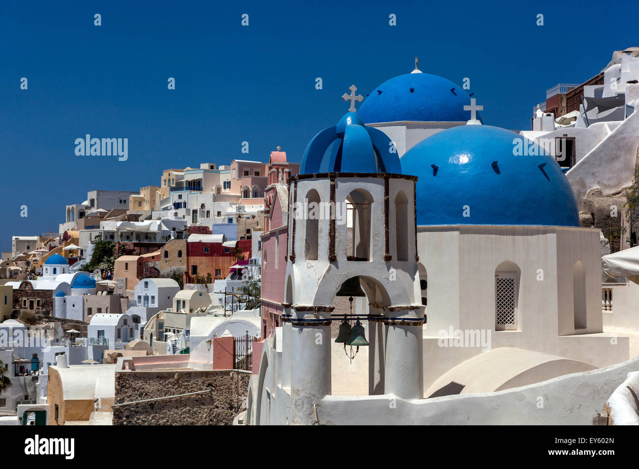 Santorini Blue Dome Oia Village, Santorini, griechische Inseln, griechische Dorfgebäude Stockfoto